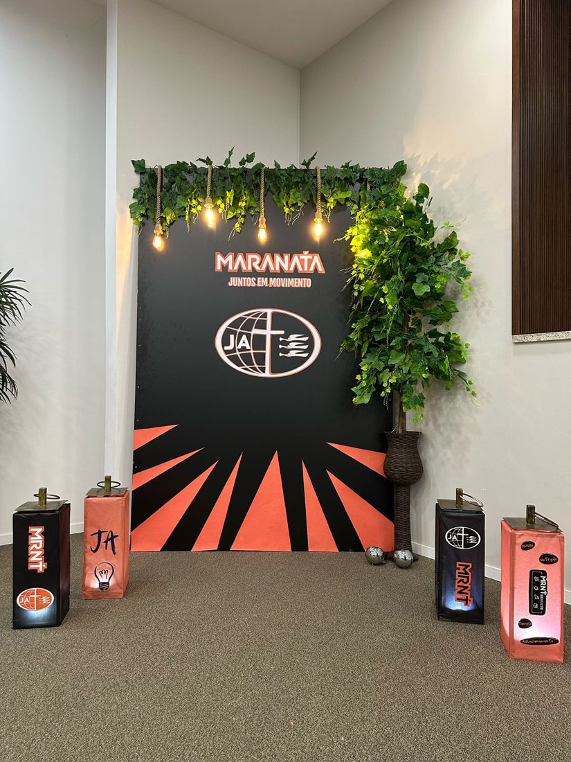 Painel temático com plantas e iluminação