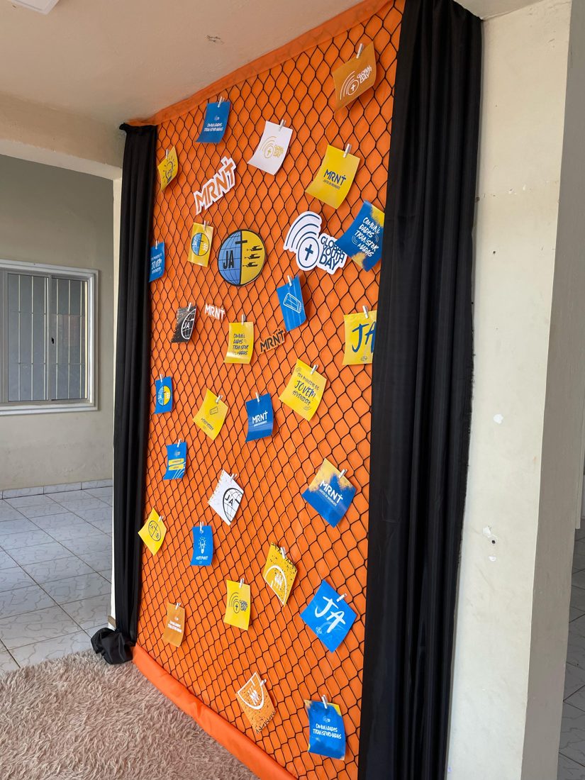 Painel decorativo com elementos da Semana Jovem