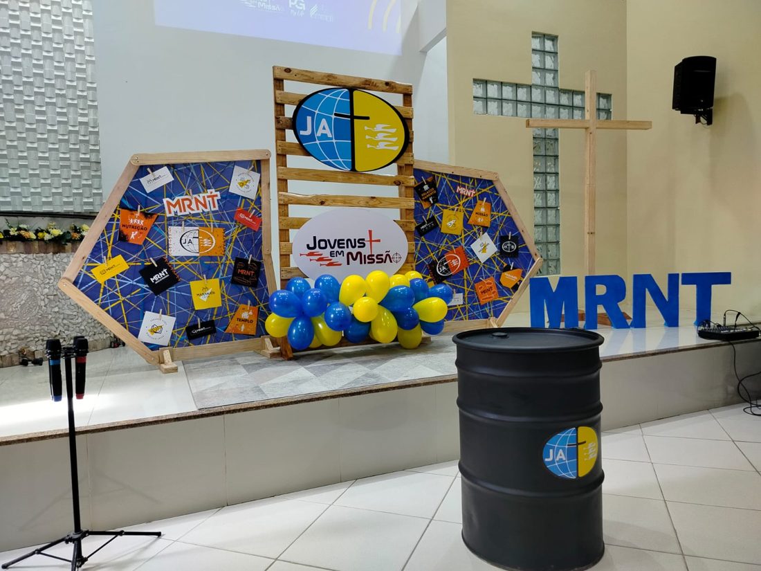 Decoração de igreja em azul e amarelo com balões
