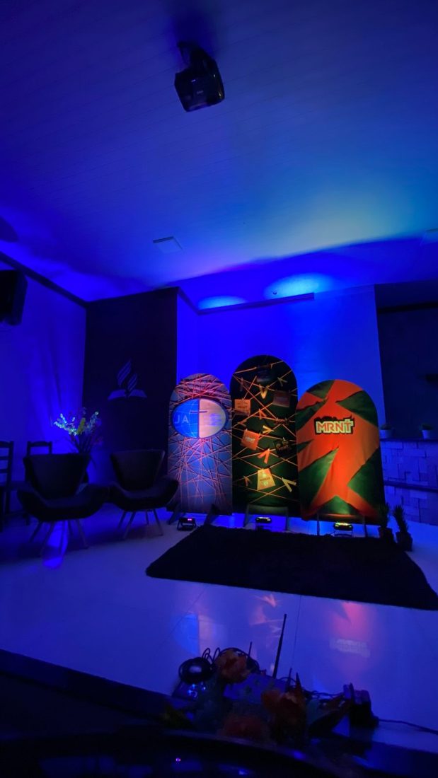 Ambientação de evento jovem com iluminação azul
